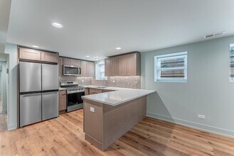 4716 N Winthrop Ave, Unit GARDEN in Chicago, IL - Building Photo - Building Photo
