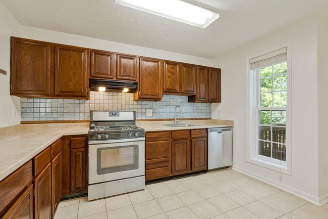 10070 Oakton Terrace Rd in Oakton, VA - Building Photo - Building Photo