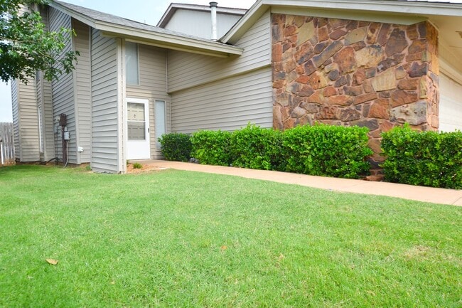 10209 Shadowridge Dr in Oklahoma City, OK - Building Photo - Building Photo