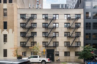 222 E 56th St in New York, NY - Foto de edificio - Building Photo