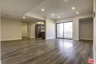 5030 Rosewood Ave in Los Angeles, CA - Building Photo - Building Photo