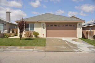 13686 Sylvan Oaks St in Victorville, CA - Building Photo