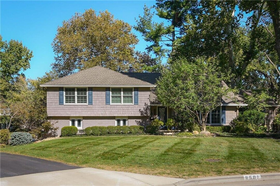 8501 Cherokee Pl in Leawood, KS - Building Photo