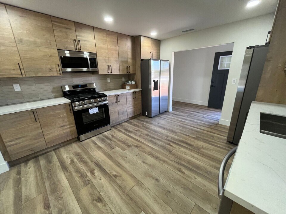 5355 E Falls View Dr in San Diego, CA - Building Photo