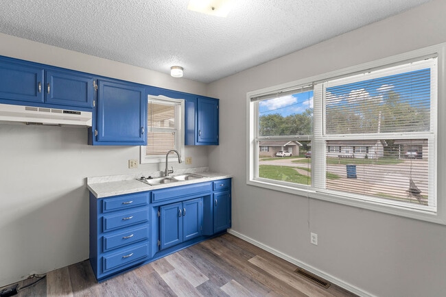 2462 N Homewood Ave in Springfield, MO - Building Photo - Building Photo