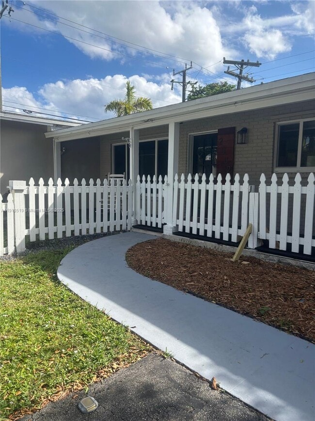 2002 NE 43rd St in Fort Lauderdale, FL - Building Photo - Building Photo