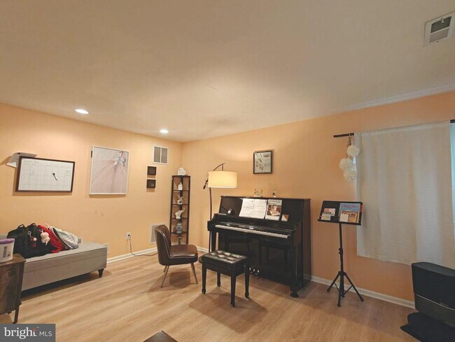 property at 38 Elkington Dr