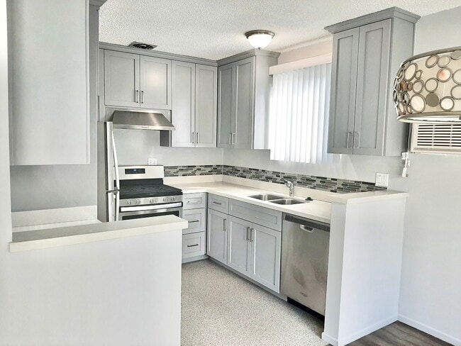 1830 N La Brea Ave in Los Angeles, CA - Building Photo - Building Photo