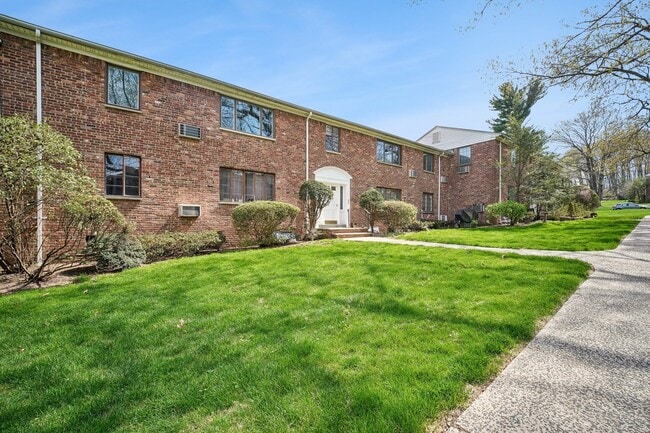 69B Troy Dr in Springfield, NJ - Building Photo - Building Photo