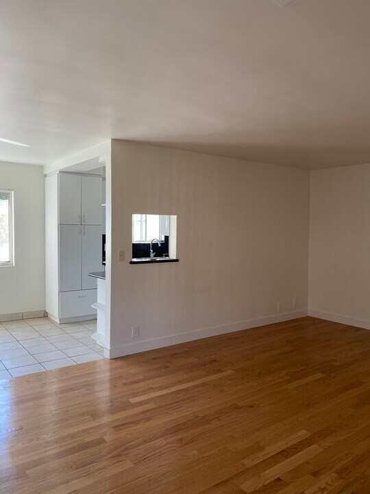 10674 Holman Ave in Los Angeles, CA - Building Photo