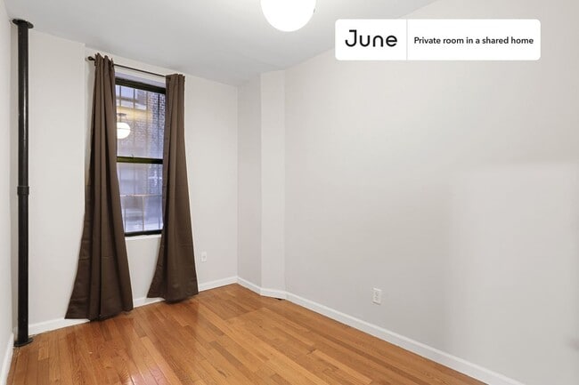 Private bedroom in 2 bed/1 bath Home in New York, NY - Building Photo - Building Photo