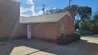 1402 Darr St in Irving, TX - Building Photo