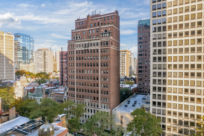 70 E Cedar St in Chicago, IL - Foto de edificio - Building Photo