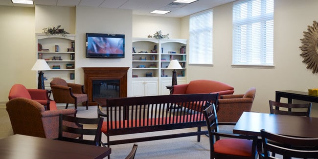 Heritage Village at Lawrence, A 55+ Community in Lawrenceville, NJ - Foto de edificio - Building Photo