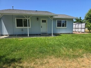 2368 Redwood Ave in Grants Pass, OR - Building Photo - Building Photo