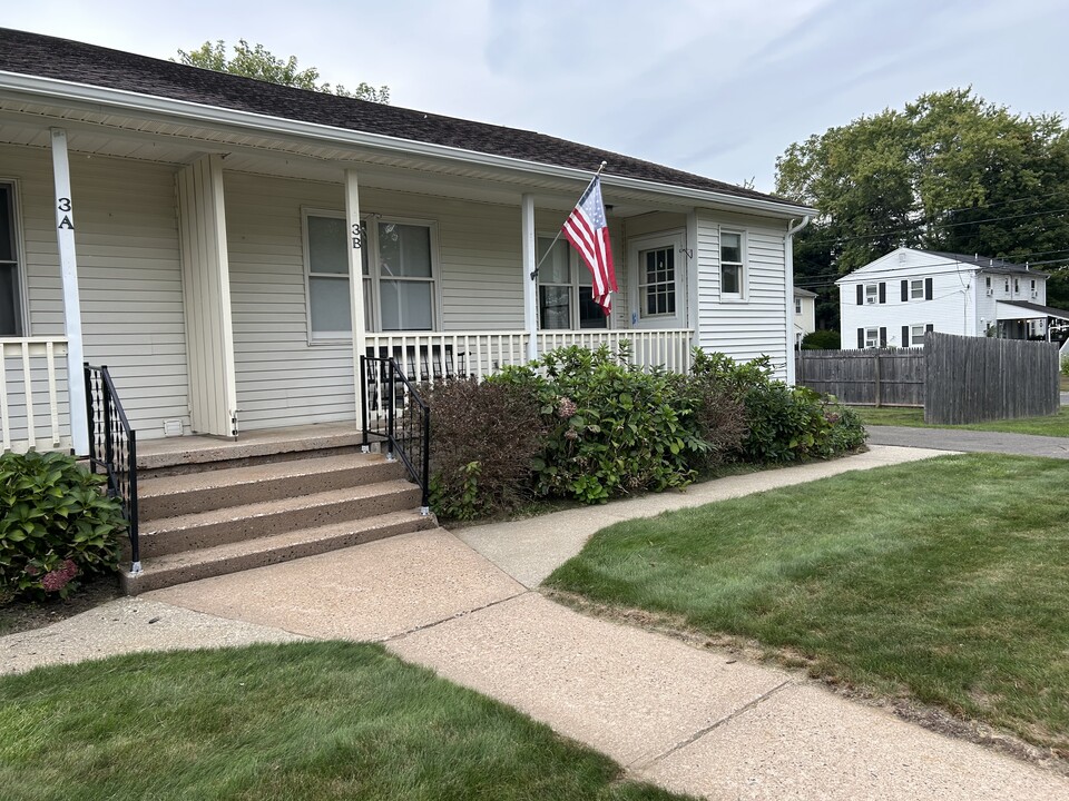 3 Sunflower Ln, Unit B in Westfield, MA - Building Photo