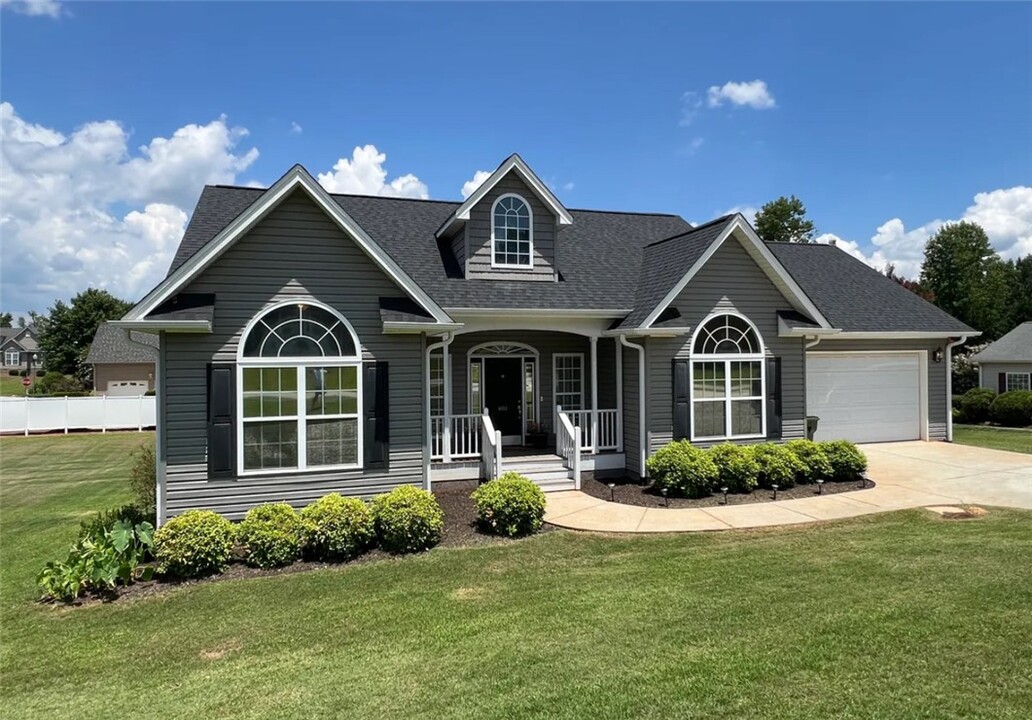 401 Eastview Ct in Westminster, SC - Building Photo