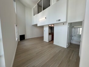 10911 Rochester Ave in Los Angeles, CA - Building Photo - Building Photo