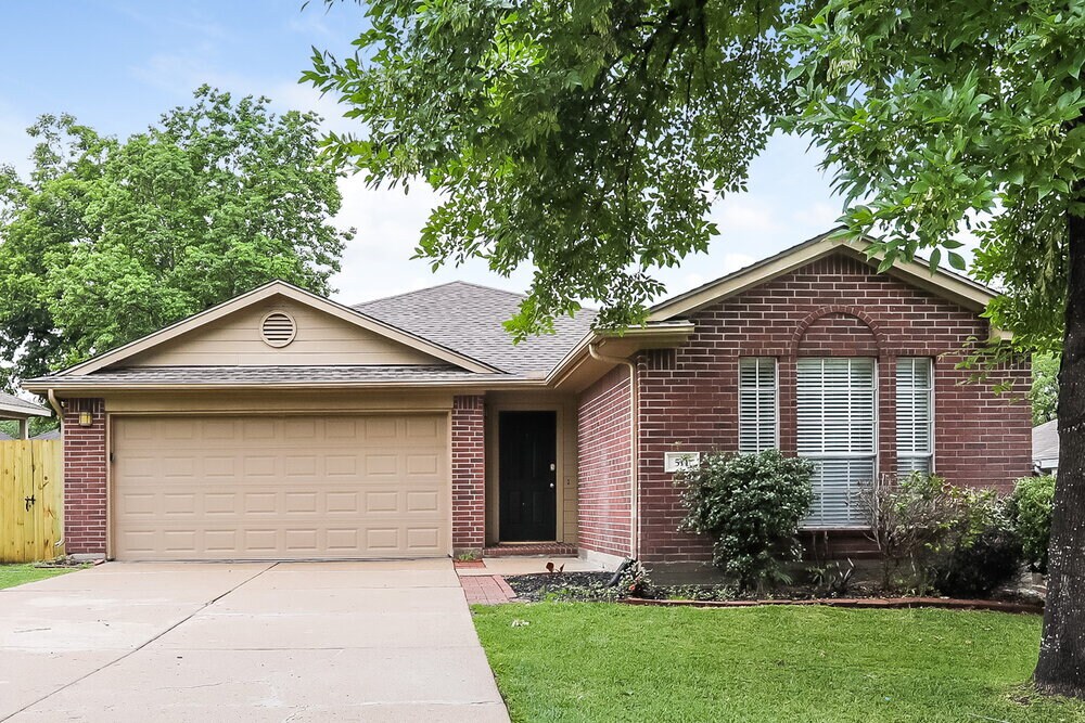 511 Paradise Ln in Montgomery, TX - Building Photo