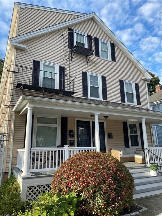 11 Brooks Ave in Newport, RI - Building Photo