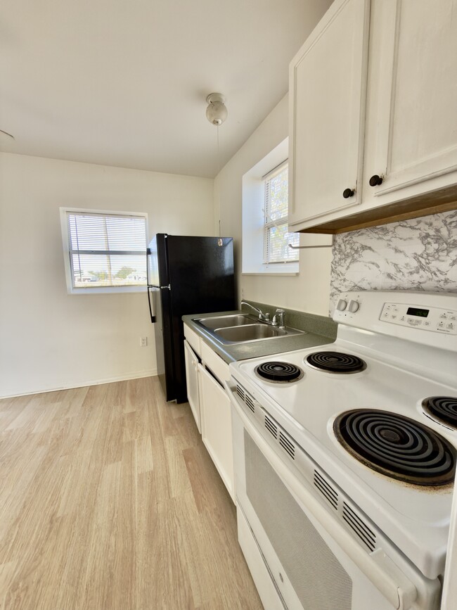 12844 Florida Ave in Astatula, FL - Foto de edificio - Building Photo