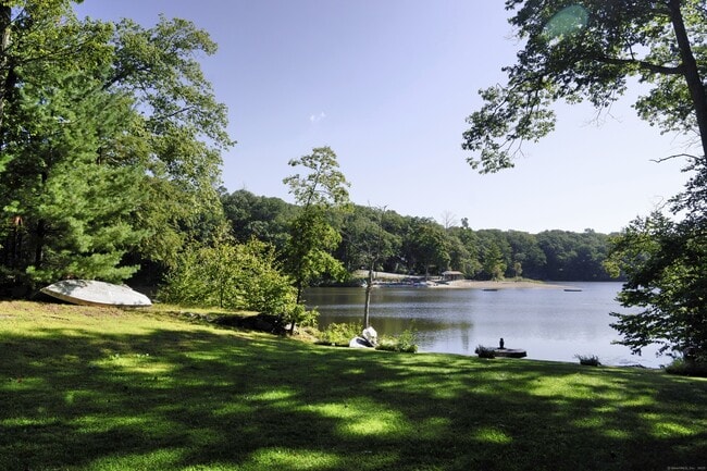 77 Post Rd in Danbury, CT - Building Photo - Building Photo