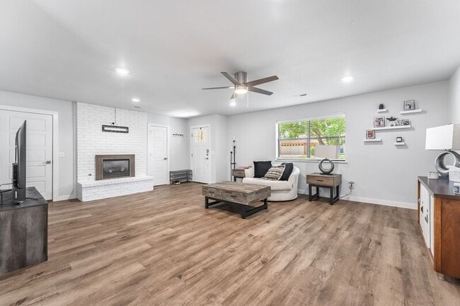 1906 SE Taylor St in Bentonville, AR - Building Photo - Building Photo