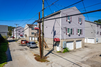 82 Unit Student Portfolio in California, PA - Foto de edificio - Building Photo