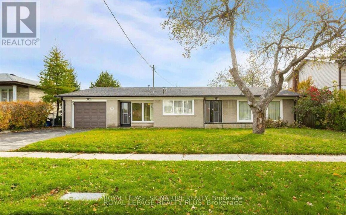 129 Ernest Ave in Toronto, ON - Building Photo