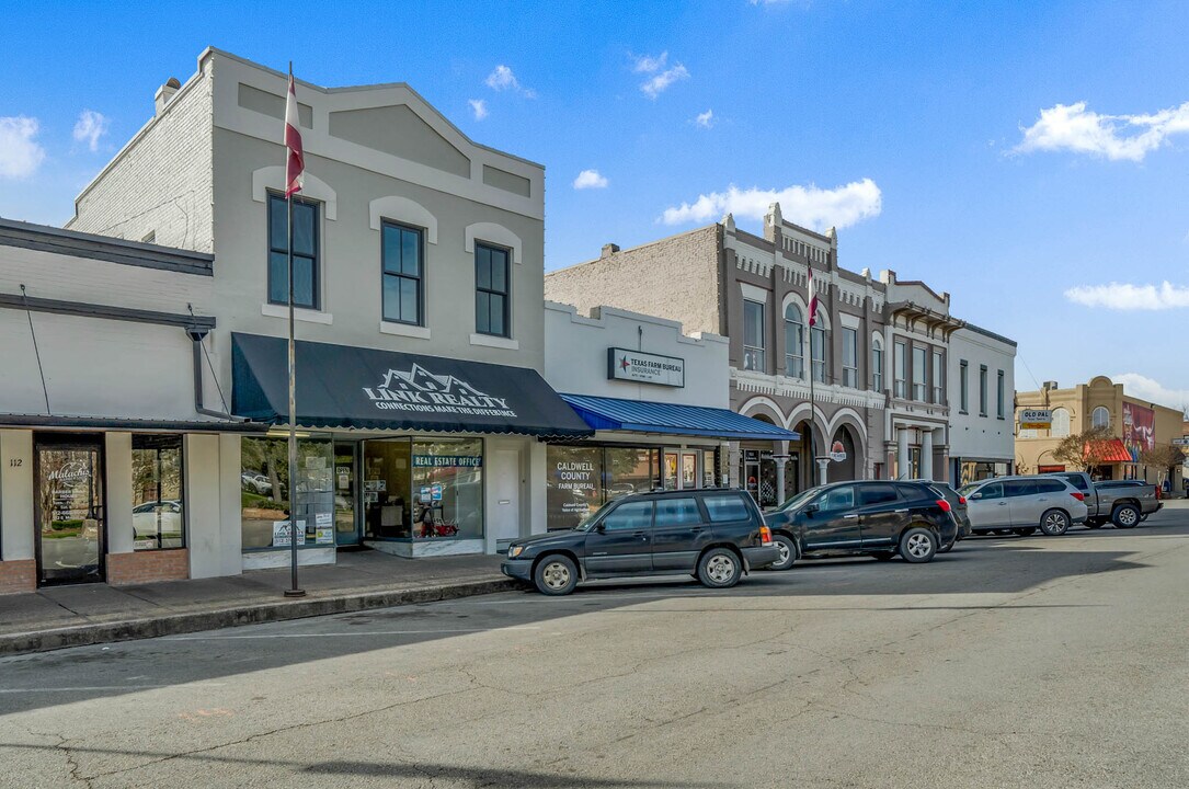 110 E Market St, Unit B in Lockhart, TX - Building Photo