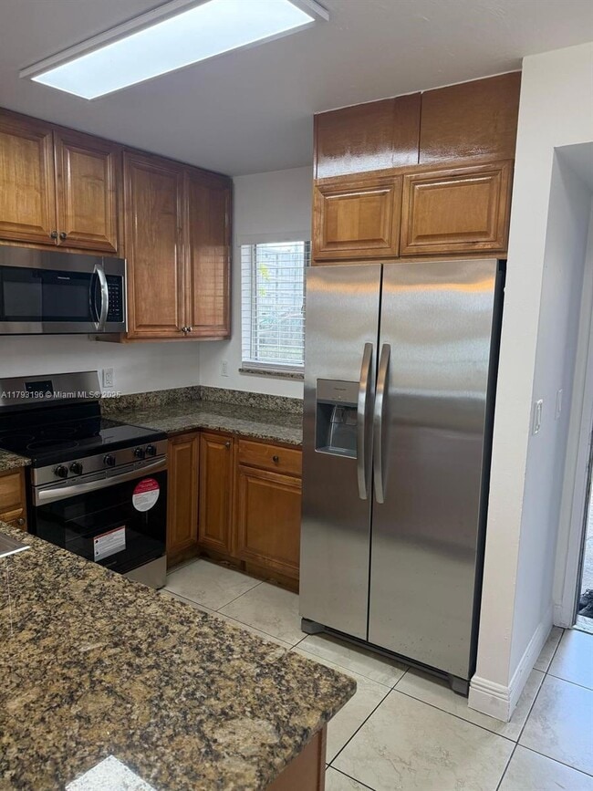 8710 N Sherman Cir in Miramar, FL - Building Photo - Building Photo