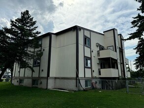 400 Dornet Dr in Lansing, MI - Building Photo - Building Photo