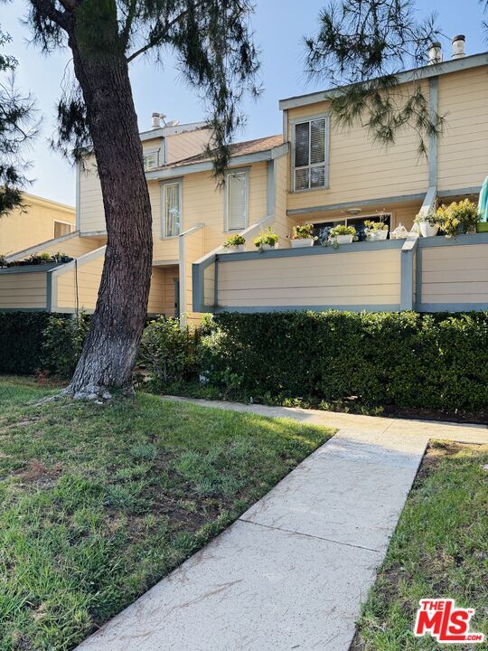9901 Independence Ave in Los Angeles, CA - Building Photo - Building Photo