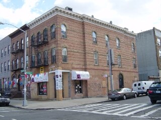 562 Evergreen Ave in Brooklyn, NY - Foto de edificio