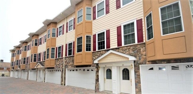 330 Maple Ave in Westbury, NY - Building Photo - Building Photo