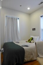 725 Parker St in Boston, MA - Foto de edificio - Building Photo