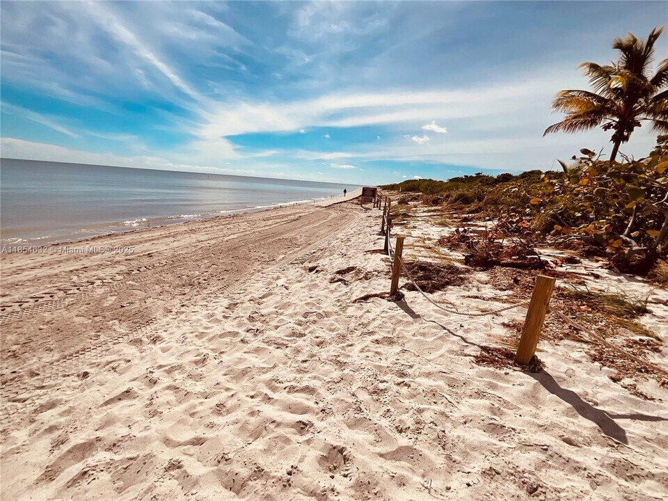 1121 Crandon Blvd in Key Biscayne, FL - Building Photo