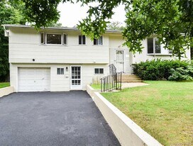 4 Lauren Ave S in Dix Hills, NY - Building Photo