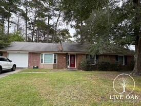 714 Hemingway Dr in Hinesville, GA - Building Photo