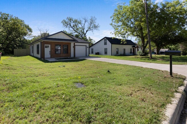 1300 S 7th Ave in Denison, TX - Building Photo - Building Photo