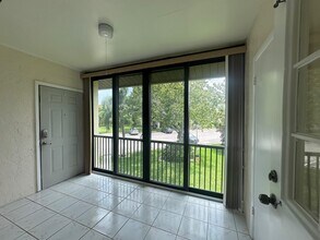 5801 Whispering Pine Way in Greenacres, FL - Foto de edificio - Building Photo