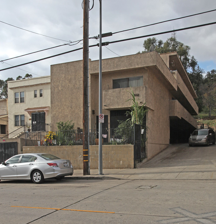 452 Solano Ave in Los Angeles, CA - Building Photo