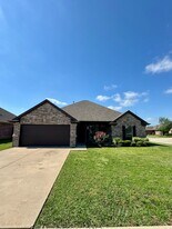 1102 Serendipity Circle in Sanger, TX - Building Photo