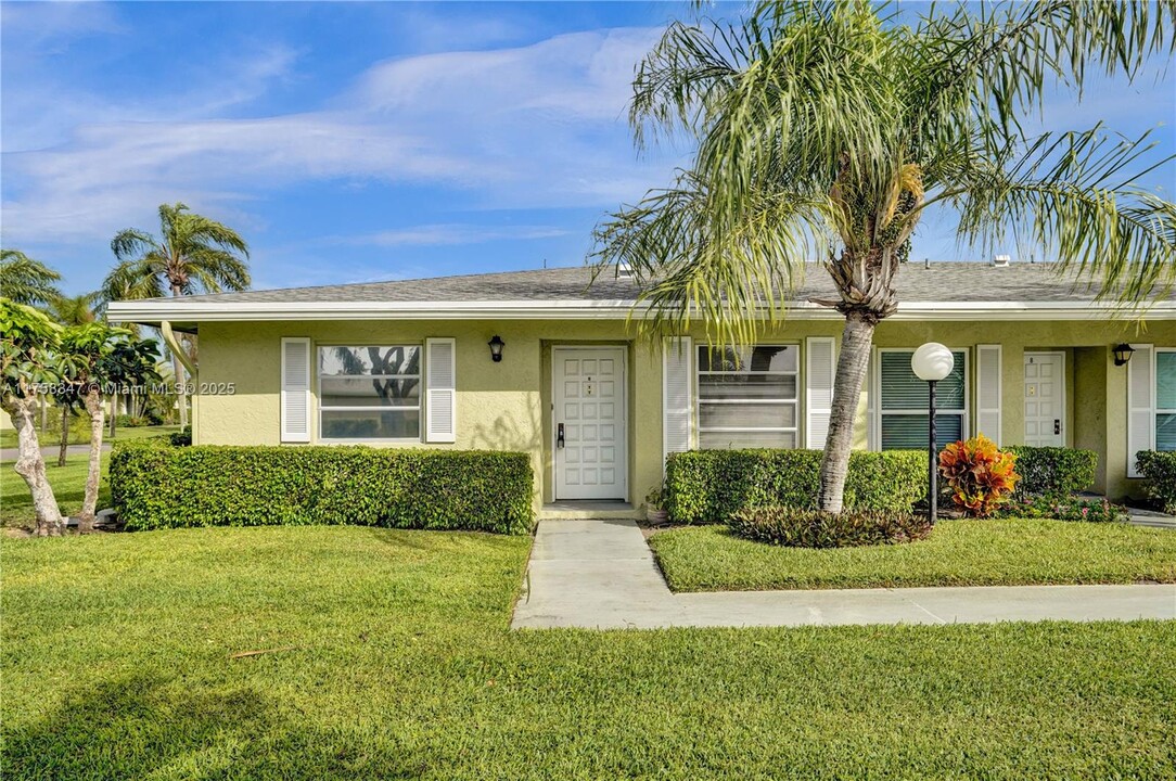 2381 Papaya Dr in Delray Beach, FL - Foto de edificio
