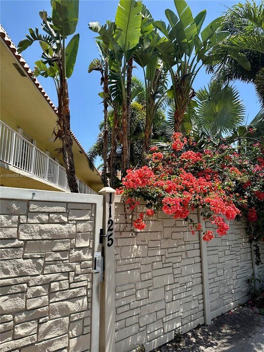 1125 NE 16th Pl in Fort Lauderdale, FL - Foto de edificio