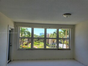 1250 Atlantic Shores Blvd, Unit 121 in Hallandale Beach, FL - Building Photo - Building Photo