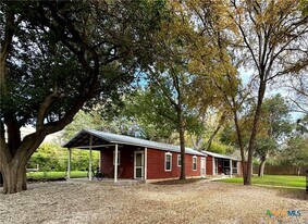 818 W Hopkins St in San Marcos, TX - Building Photo