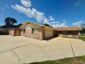 135 Perdido Cir in Niceville, FL - Foto de edificio - Building Photo