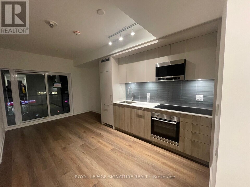 863 St Clair Ave W in Toronto, ON - Building Photo