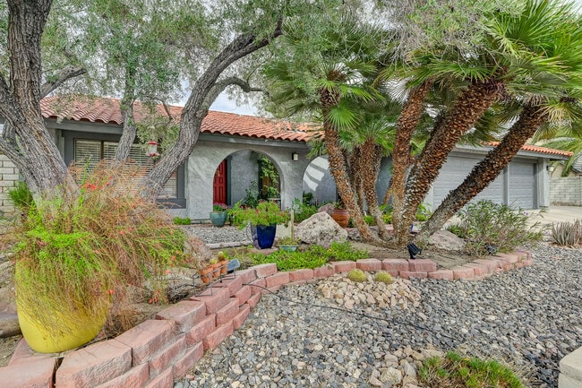 2400 La Solana Way in Las Vegas, NV - Building Photo - Building Photo